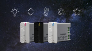 3 dispositivi Kosmos Kblue su sfondo stellato con icone funzionalità