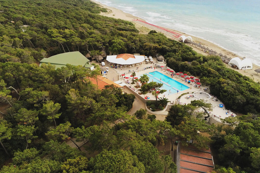 Foto aerea del Resort Paradù con mare, piscina e pineta