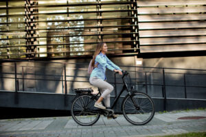 ragazza va in bici in città
