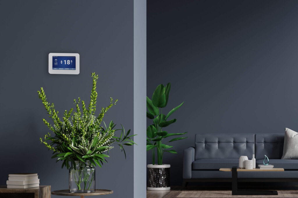 termosato keasier in salotto grigio con piante
