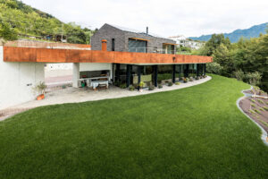Esterno di villa moderna in collina con giardino
