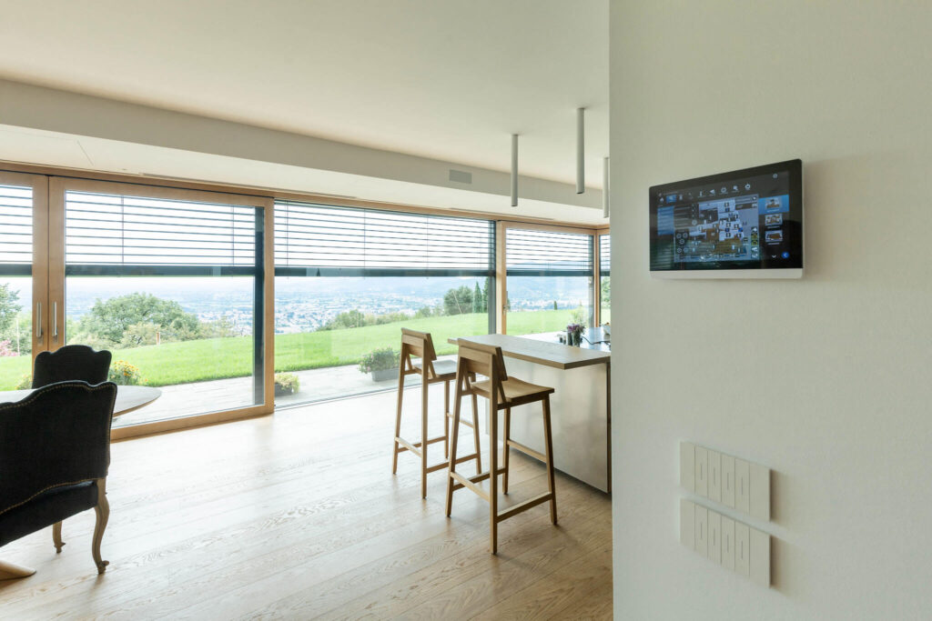 Zona living di una casa moderna con touscreen 10 pollici Kblue per supervisione